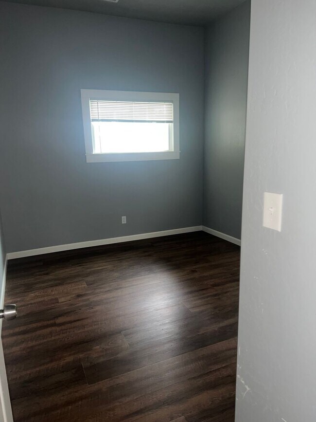 Photo - 1 BED W/BONUS ROOM, FENCED YARD, NEW APPLI...