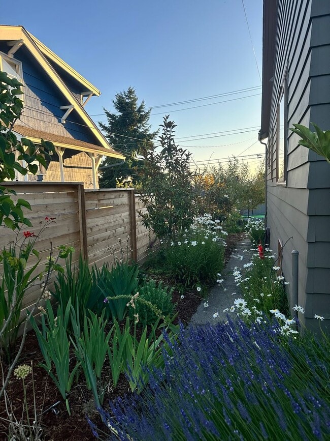 5225 36th Ave SW