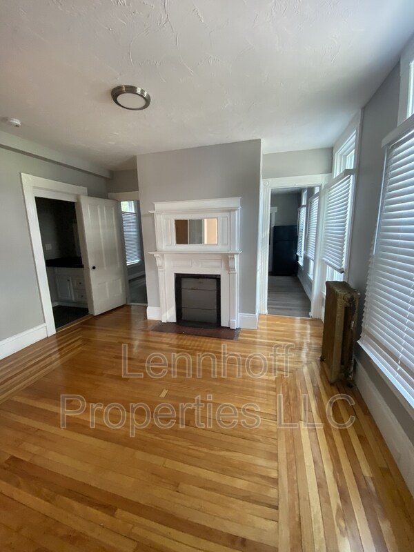 Building Photo - 146 Walnut St Unit 1 Rental