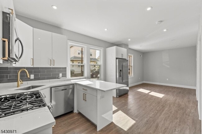 Building Photo - 59 Locust Ave Unit 1R