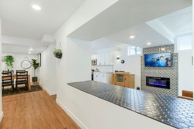 1820 W 38th St Unidad Basement