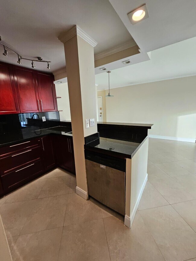 Photo - 2530 SW 3rd Ave Unidad 602