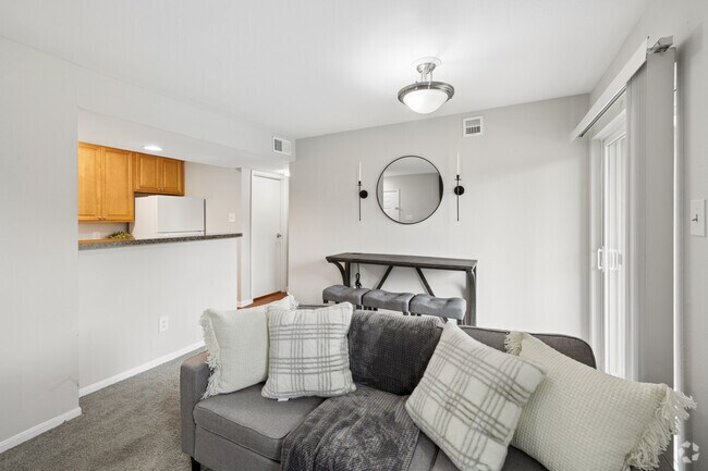 1BR, 1BA - 524SF - Living Room / Dining Room