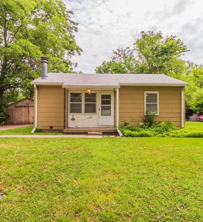 Building Photo - Cozy House With Great Yard Space!