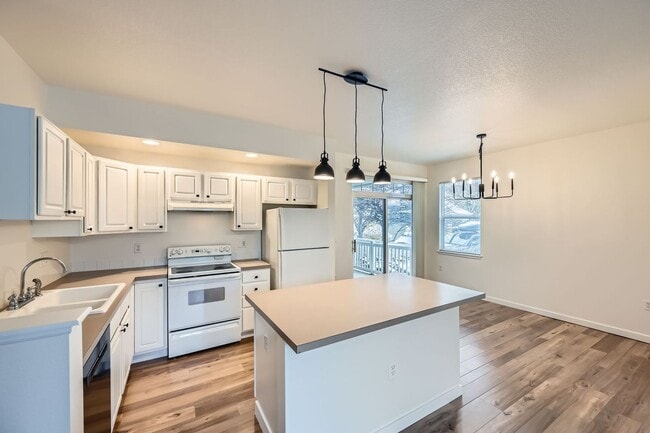 Building Photo - Bright & Cozy 2BD/2BA Townhome in Meadowview neighborhood!