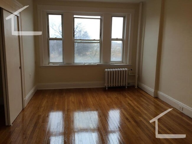 Building Photo - Renovated Front-Facing Fenway Studio with Heat & Hot Water Included!