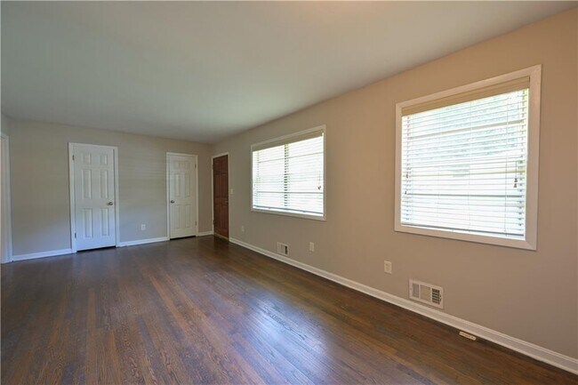 Photo - 2075 Claude St NW