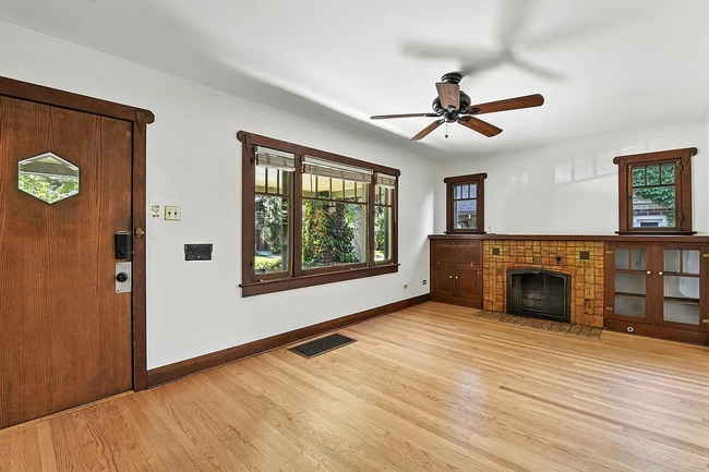 Photo - 449 S High St