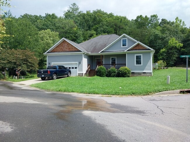 Building Photo - Beautiful Home in Convenient Swannanoa