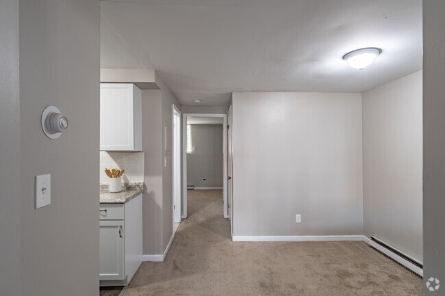 1BR, 1BA - 725SF - Dining Room - Creekside Village Apartments