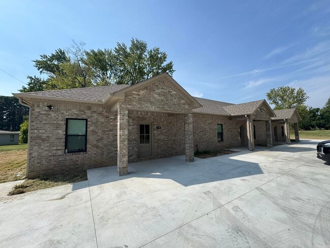 Building Photo - 716 S Spring St Rental