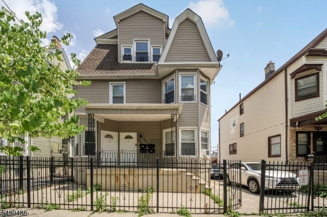 Building Photo - 467 Summer Ave Unit 3