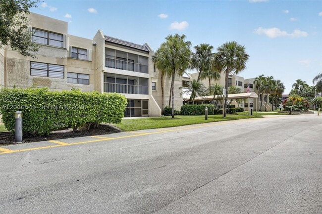 Building Photo - 220 Lakeview Dr Unit 210