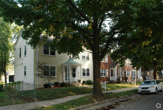 Building Photo - Plaza Town House
