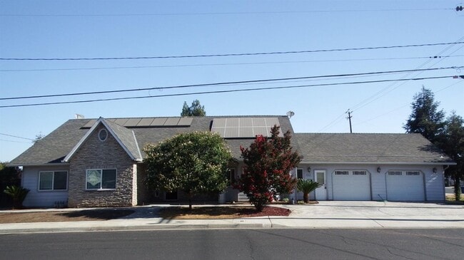 Building Photo - Clovis Dream Home with All the Bells & Whi...