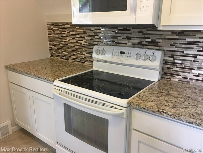 Photo - 23140 Orchard Lake Rd