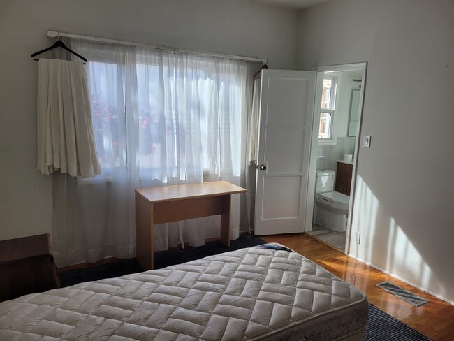 Building Photo - 10528 Ayres Ave