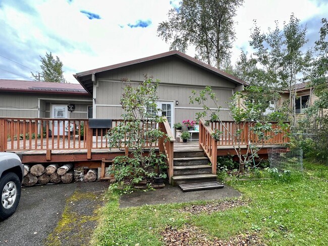 Conveniently Located South Side Home w/Garage - Conveniently Located South Side Home w/Garage