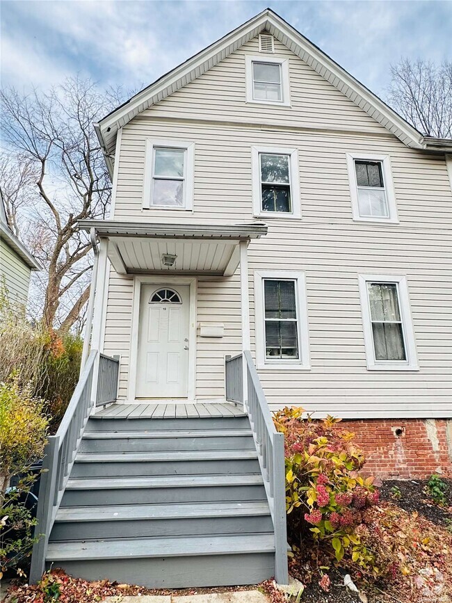 Building Photo - 10 Maple Ave Rental