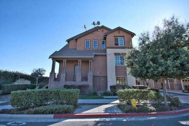Photo - Beautifully Updated Union City Townhome w/ Community Amenities & Vaulted Ceilings