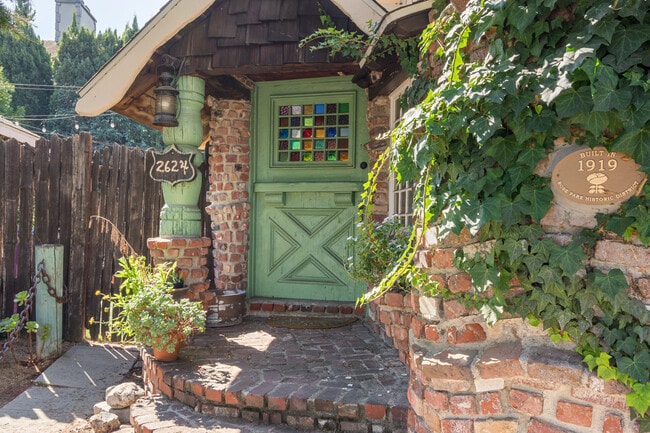 Building Photo - 2624 E 8th St