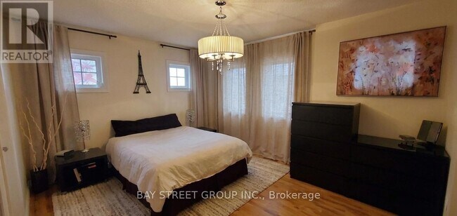 Photo - 5223 Fairford Crescent