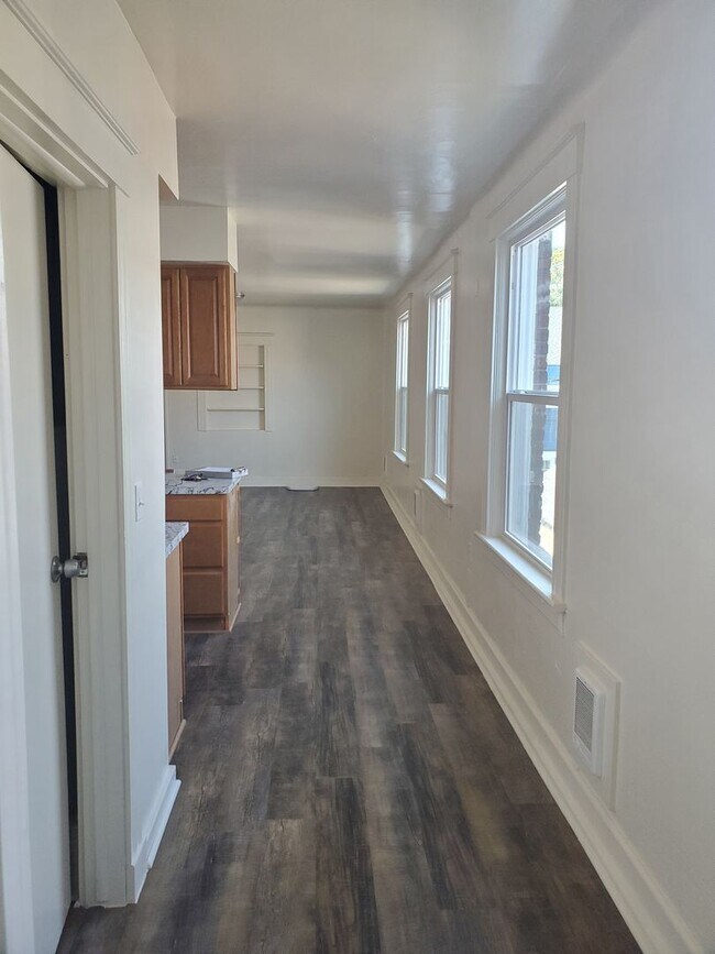 Photo - LARGE 2 BEDROOM 1.5 BATH Unidad R