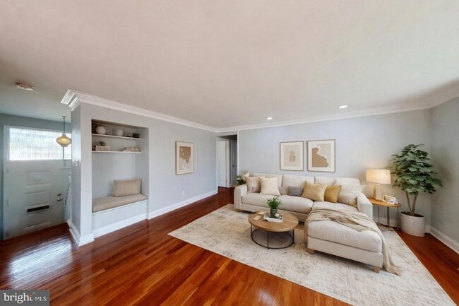 Photo - 1012 Loxford Terrace