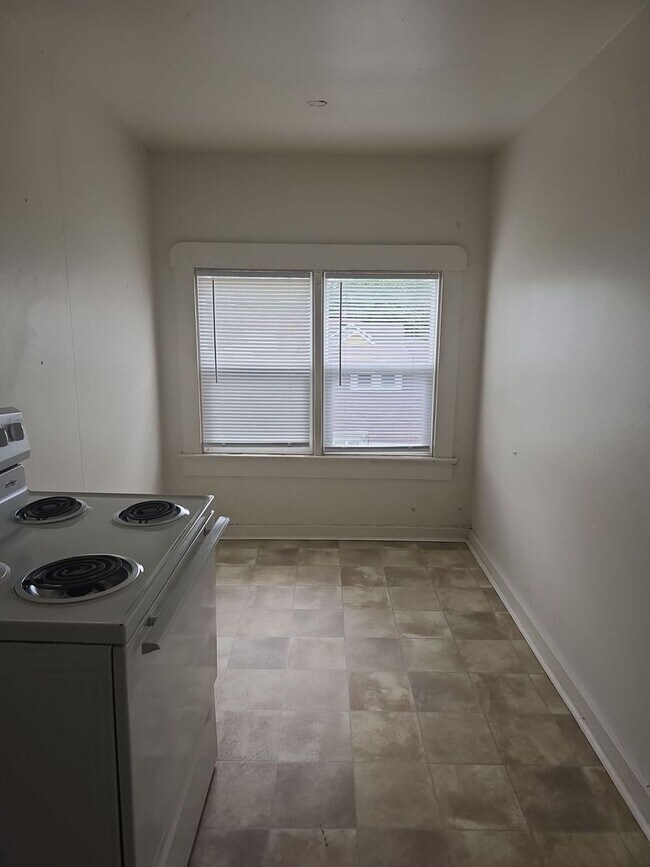 Photo - 2 bedroom, 1 bathroom Apartment! AUGUST 2025! Unidad Apt #09