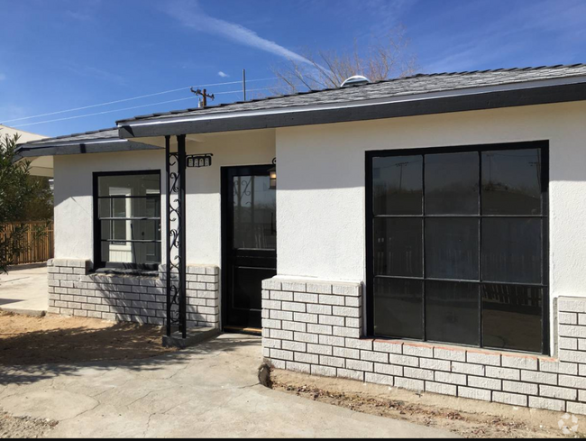 Building Photo - A 2 Bedroom 1 Bath Home Near Luckie Park