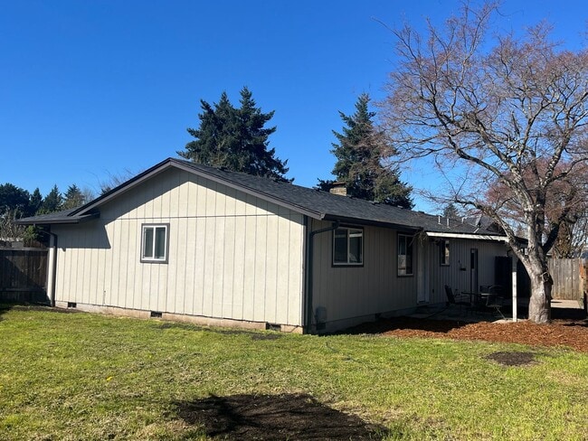Photo - 2 Bedroom 1 bath duplex in Eugene!