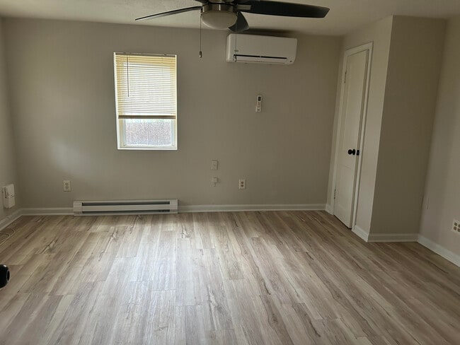 master room - 854 W Washington St Unit 3