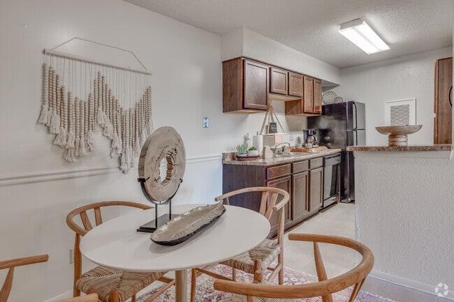 1BR, 1BA - 725SF - Kitchen and Dining