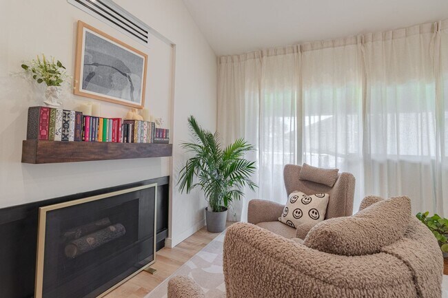 Photo - Beautifully remodeled top-floor 1b/1b cond...