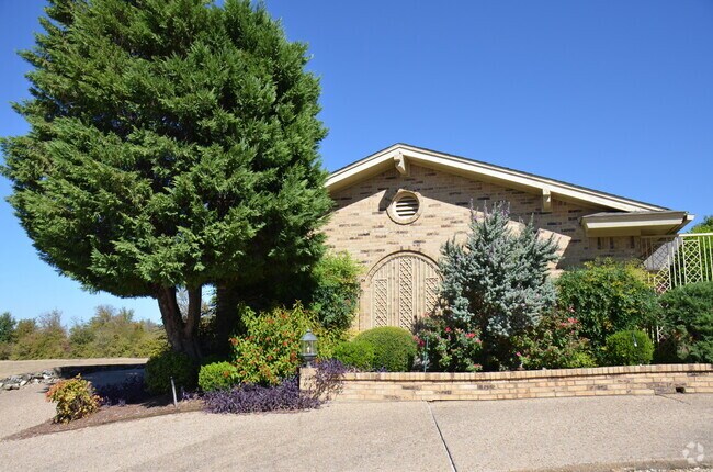 Building Photo - Yipee! Fabulous 2 bedroom, 2 bath home in ...