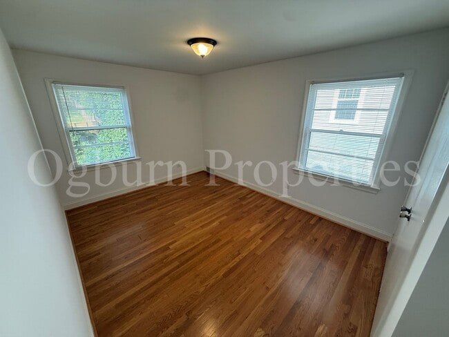 2403 Lyndhurst Ave