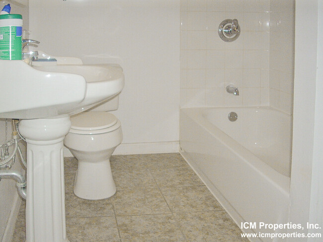 Photo - 2614 N Racine Ave Apartments Unit 2602