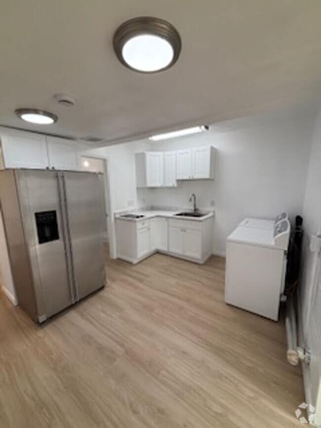Building Photo - Buena Vista - Anaheim Unit Back House - B
