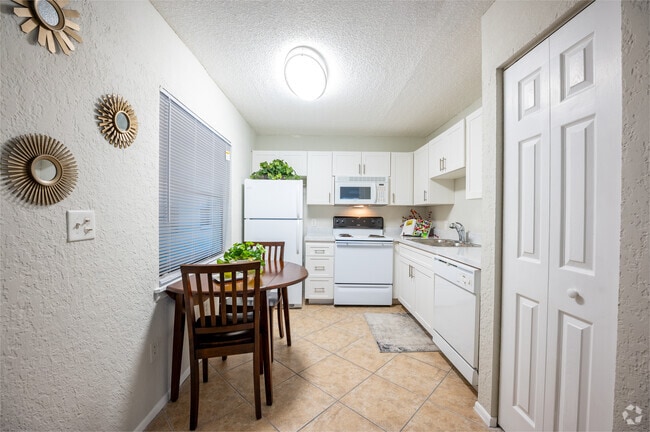 2BR, 2BA - 900SF - Dining Room and Kitchen - The Apartments at Oak Creek