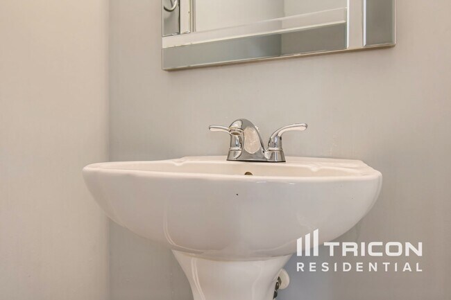 Photo - 1740 Formosa Ln