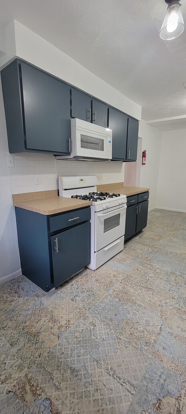 GAs stove - 1527 Johanna Dr Unit C