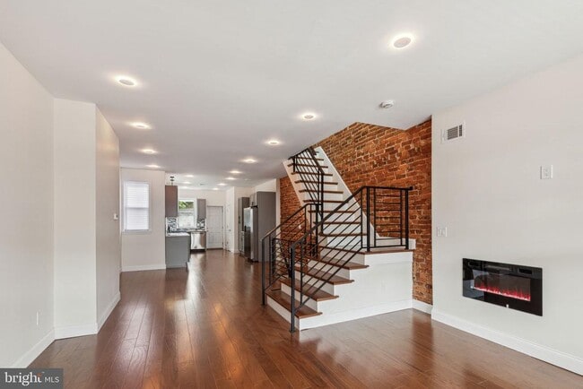 Photo - 5724 Pine St