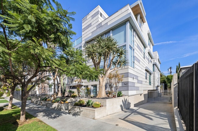 Photo - 742 N Hudson Ave