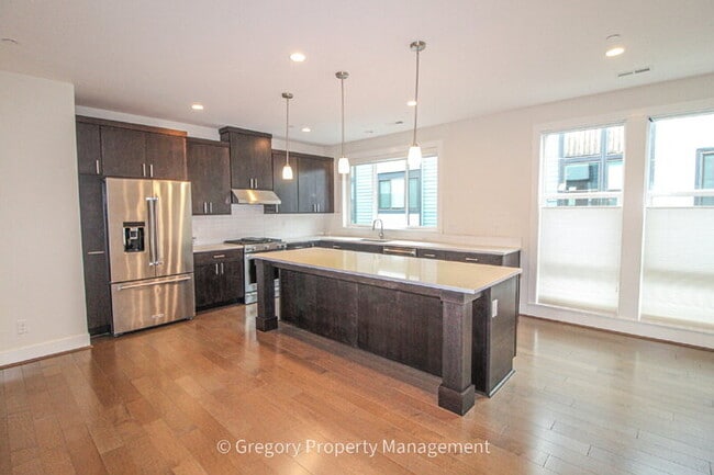 Building Photo - Newer Luxury 4 Bed 3 Bath 2 Car Garage Townhouse in Desirable Downtown Bothell Location. Walk to ...