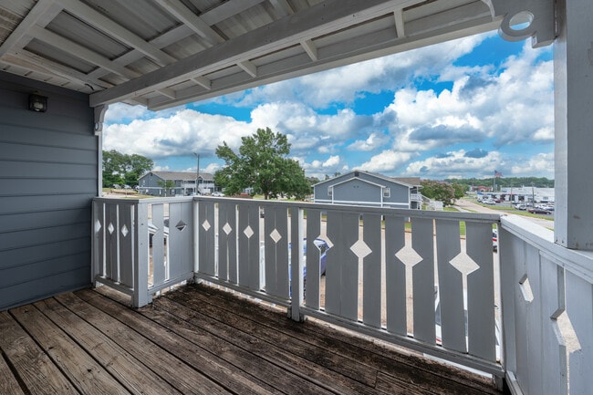 Relájese en su terraza privada con vistas al cielo abierto y aire fresco, operada profesionalmente por Highlands Vista Group. - Arbours at Victoria Place