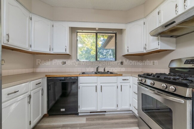 Photo - 1913 S Broadway Ave