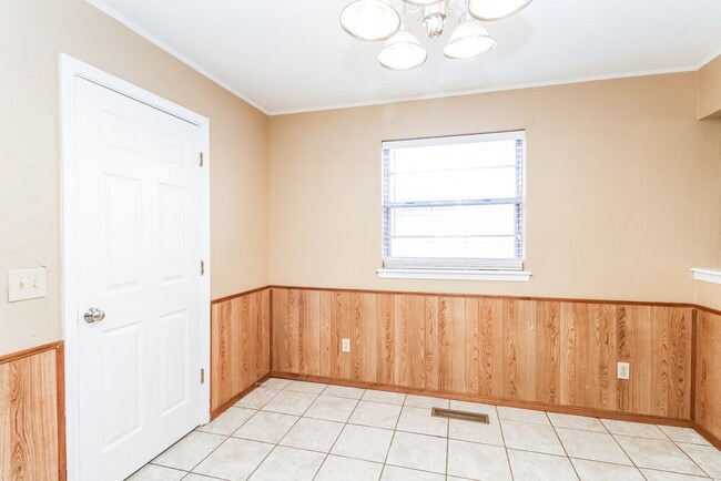 Photo - 10301 Birkenhead Rd