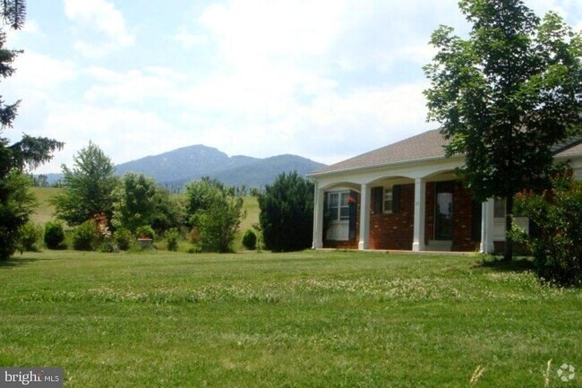 Building Photo - 39 Sharp Rock Rd Rental