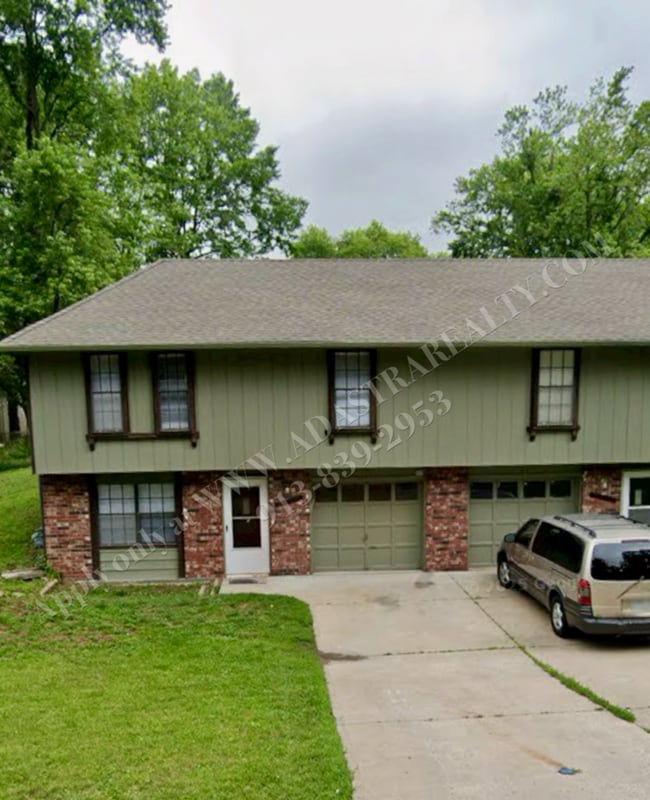 Building Photo - Cozy 3 Bed 1 Bath Duplex in KCMO-Available NOW!!