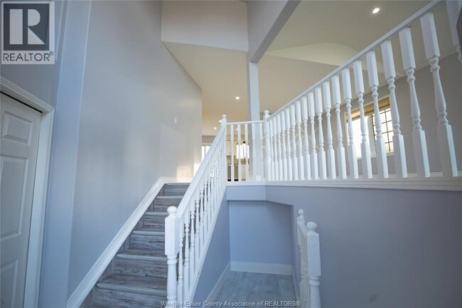 Photo - 569 Cabana Road E